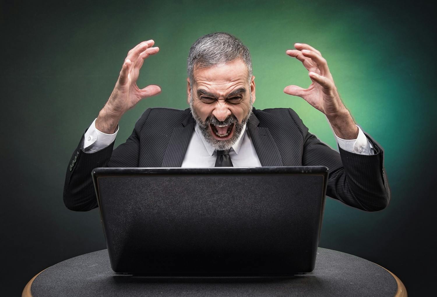 Angry man at laptop Windows 11:ssä on paljon asioita, jotka eivät miellytä useimpia. Vaikkapa markkinointia näkyy yhä enemmän, koska Microsoft haluaa myydä käyttäjälle muitakin yrityksen tuotteita.